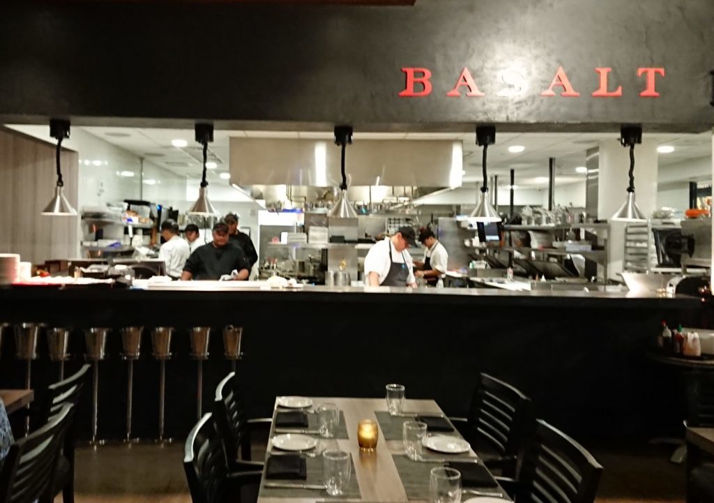 真っ黒なパンが出てくるワイキキのディナー「BASALT/バサルト」