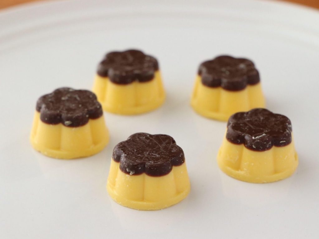とろけるクリームをとじ込めたなめらかプリンチョコ