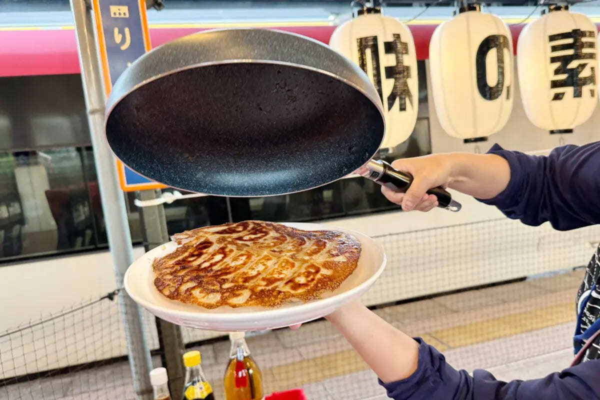 駅のホームでギョーザを焼いて食べる！？　謎すぎるイベントが5年ぶりに復活