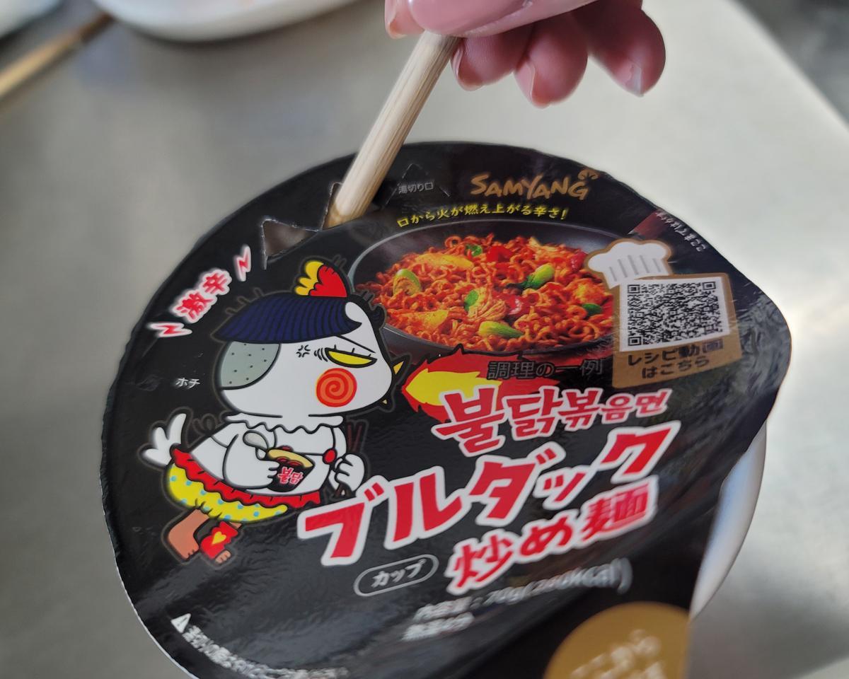 韓国カップ麺「ブルダック炒め麺」は麺モッチモチで旨味爆発！カルボナーラやチーズ味も