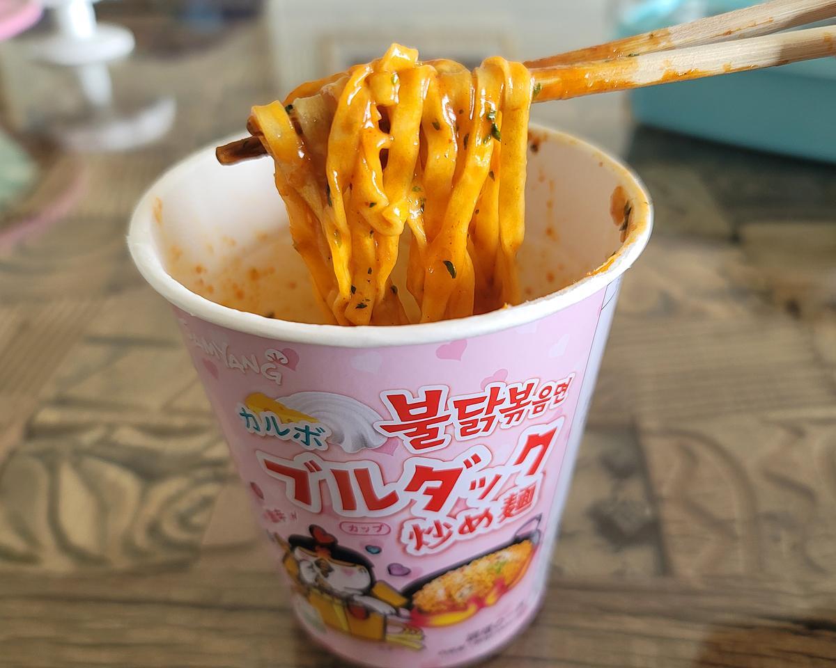 韓国カップ麺「ブルダック炒め麺」は麺モッチモチで旨味爆発！カルボナーラやチーズ味も