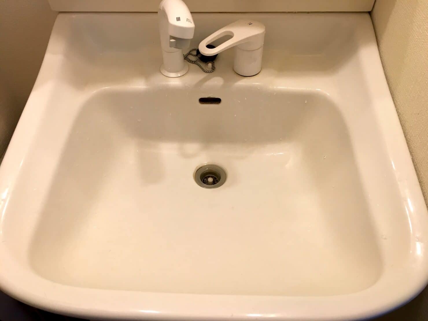 洗面台の水垢や黒ずみの掃除方法! 重曹やクエン酸、便利グッズも紹介!