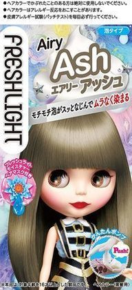 プラチナベージュで愛されヘアに　髪色の見本とおすすめ市販カラー剤をお届け！