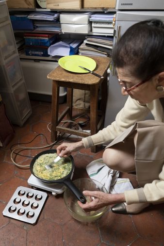 69歳のパリマダム、12平米の屋根裏部屋ぐらしがステキ。中村江里子が憧れるマダムたち