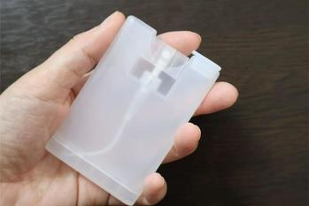 名刺ケースサイズの「100円スプレーボトル」が持ち運びに最適すぎる!唯一の欠点は
