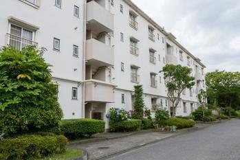 市営住宅で家賃「9万円以上」!? 収入の上限いっぱいで家賃が「最高額」になったという知人はどれくらい稼いでる?