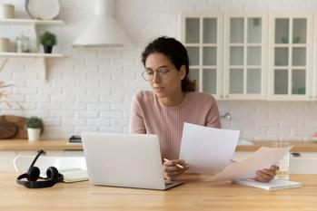 母が認知症になりました。家を掃除していたら、他界した父が受取人の生命保険が見つかりました。娘の私に受取人を変更できますか?