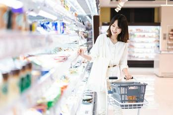雑誌で「食費月3万円」の家族を見て驚き! わが家は5人家族で「月10万円」はかかります。小学生の子ども3人ですが、高すぎるでしょうか? 見切り品を買って節約しているのですが…