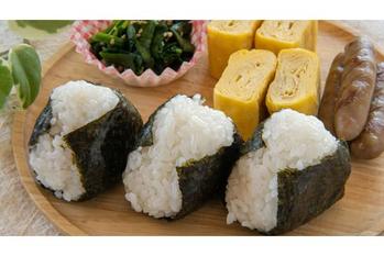 節約を意識している同僚は、持参した「おにぎり」とコンビニの「サラダ」をお昼に食べています。これって節約になっているのでしょうか?