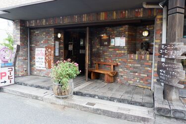 高さ46cmの“巨大パフェ”に仰天！見上げる大きさなのに990円のナゾ