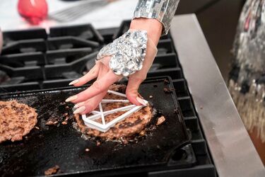 有吉弘行が絶賛。パリス・ヒルトンの料理番組がおもしろすぎる