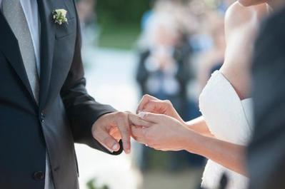 ラペルピンのスーツの襟へのつけ方とは？結婚式やビジネスにおすすめ15選