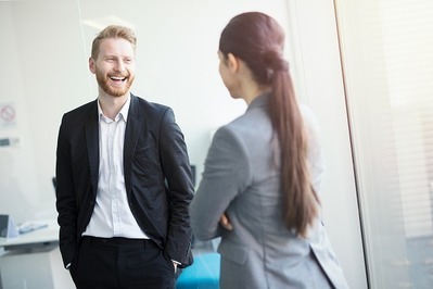 展示会におすすめな女性の服装8選！スーツにスニーカーはNG？出張先も