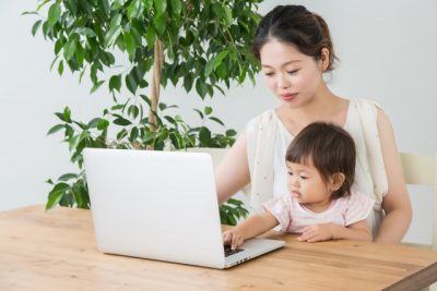 【子連れOK／託児所ありの求人情報有】子どもと一緒に仕事はアリ・ナシ？子連れ出勤のメリット・デメリットとは