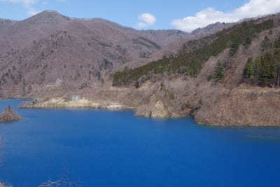 【群馬県】癒しとリフレッシュを実現！神秘的な青に輝く「四万湖」と「奥四万湖」1.jpg