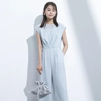 結婚式にパンツスタイルはあり?マナー違反にならない選び方を紹介