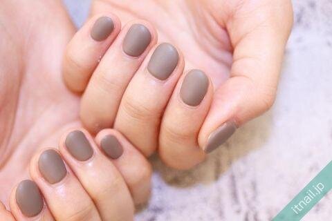 秋冬ネイルはアースカラーで。しっくり馴染むナチュラルで落ち着いた手元