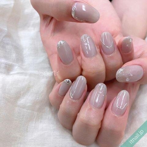 大人だから似合う!渋色カラーのネイルで高感度な指先に
