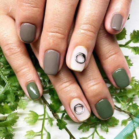 大人の秋ネイルにはカーキをON!一緒に合わせたいカラー3種