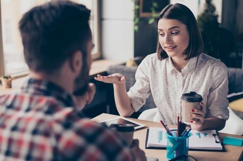 聞いてもいないのに自分語りする女の心理とは？うざい承認欲求の対処法も