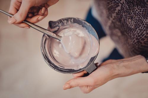 セルフで眉毛を染めるのにヘアカラー剤は大丈夫？正しい染め方もご紹介！