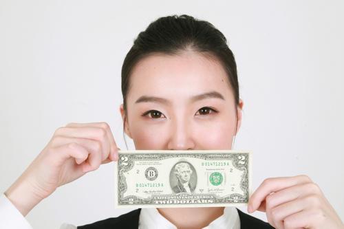 使い始め前に財布を寝かせて金運アップ！寝かせる金額や場所・期間などをご紹介！