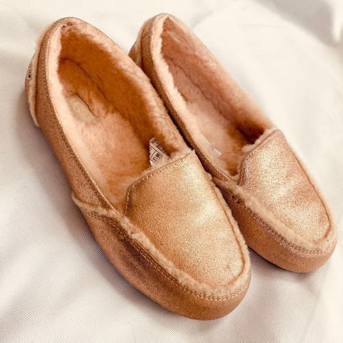 UGGのブーツ人気色ランキングTOP5｜おすすめのモカシンコーデは？