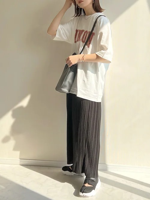 夏のモノトーンは「抜け感」が命!おしゃれさんたちの”重たく見せない”着こなしのコツ