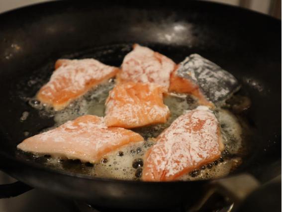 冷凍フライドポテトを“凍ったまま”炒め物に入れたら…しゅ、しゅごい！美味しすぎてバグる