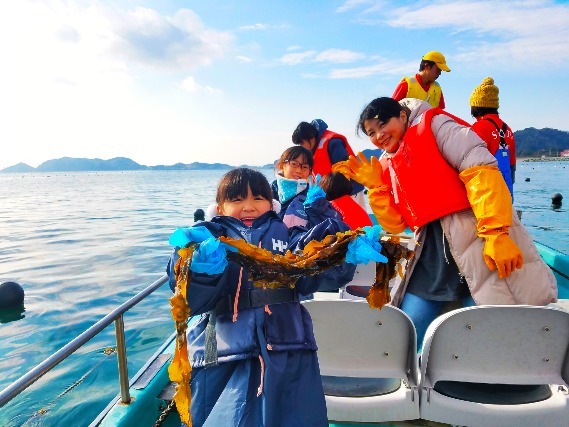 わかめ獲ったぞー！鳴門わかめの収穫・加工・試食まで体験できる名物ご当地イベントが開催！