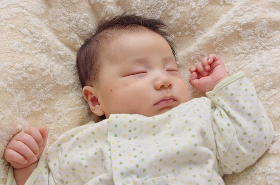 赤ちゃんは1歳までにどのくらい成長するの？ 月齢ごとの平均体重と身長、発育ペースは？