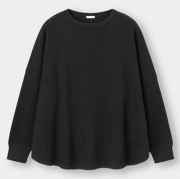 【GU】ゆったりシルエットで体型もカバー!人気「長袖Tシャツ」が990円に値下げ