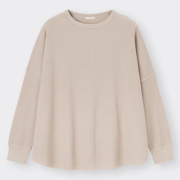 【GU】ゆったりシルエットで体型もカバー!人気「長袖Tシャツ」が990円に値下げ