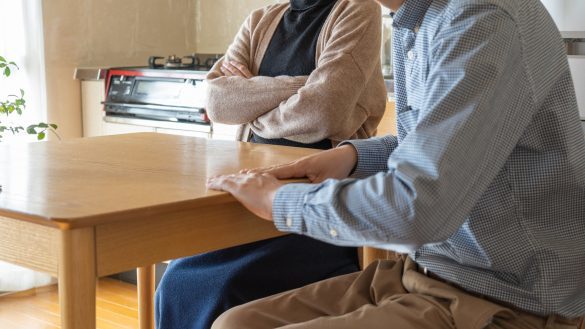 夫に「仕事やめて」と頼まれ断ったら…浮気されて言い訳にもイラッ