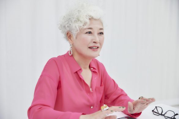 美しく輝く62歳・藤原民子さん。白髪染めをやめたワケ、髪型のこだわりは