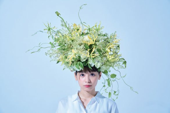 彼はなぜ人の頭に花を生け始めたのか？5万人を発芽させた「花人間」作者の野望