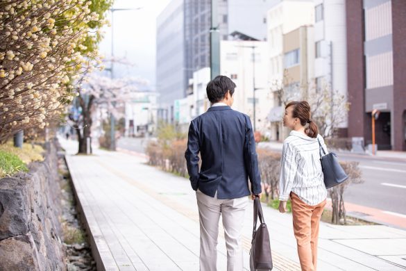 付き合いたてのスマートな彼。部屋に急に行ったら、意外な姿で何かを隠した…