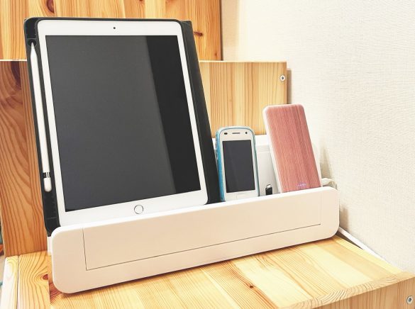 充電ケーブルごちゃごちゃ問題にサヨナラ！ニトリの“白い箱”で毎日快適に