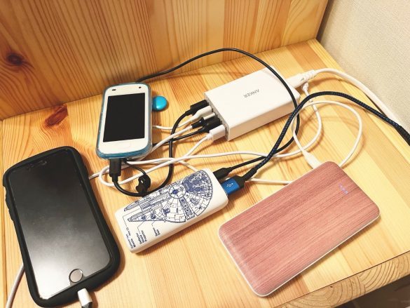 充電ケーブルごちゃごちゃ問題にサヨナラ！ニトリの“白い箱”で毎日快適に