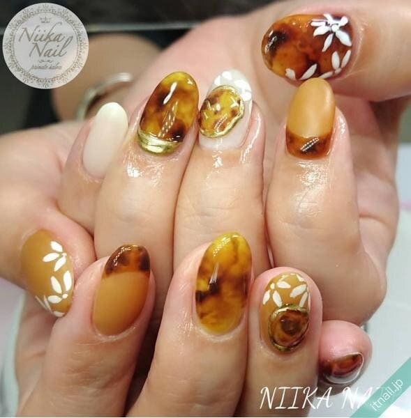 《べっ甲柄×花柄》のネイルが映える 秋に真似したいデザインまとめ