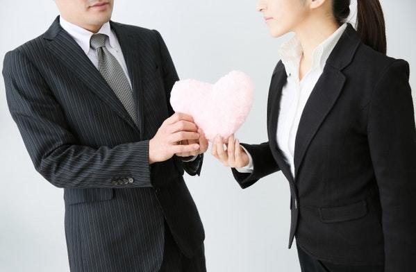 職場で「距離が近い男女」は両想い？脈ありサイン&付き合う方法