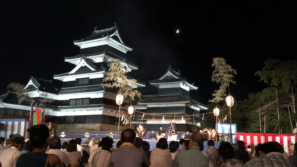 【長野】夏の松本城はイベント目白押し！篝火が照らし出す幽玄なる薪能の世界