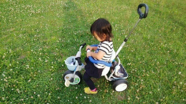 赤ちゃんが三輪車に乗れるのはいつから？　失敗しない三輪車の選び方