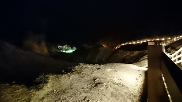 鬼火に誘われて夜の地獄谷へ…【北海道・登別】鬼火の路と地獄谷