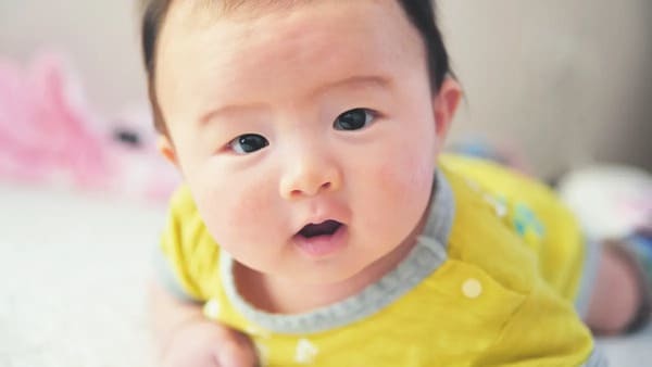 0歳の赤ちゃん写真を楽しく撮影する方法【生後4か月〜6か月編】