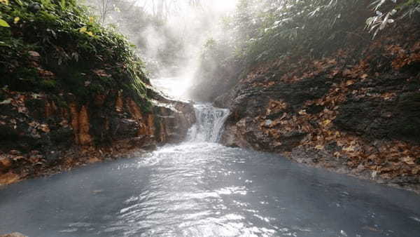 大自然の中を流れる天然温泉の川！【北海道・登別】大湯沼川天然足湯！