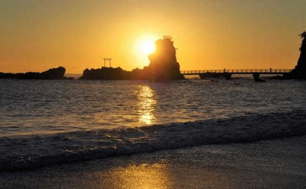 初日の出と初日の入りにピッタリ！海にたたずむ鳥居と朝日・夕日の美しい絶景スポット3選1.jpg