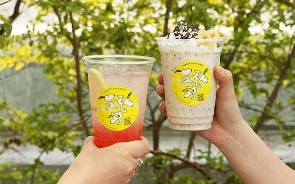 アメリカンなスクールバスがお出迎え！熱々ピッツァが堪能できる『PEANUTS Cafe』大阪府初出店！