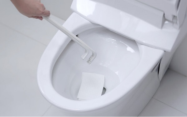 シートを取り付けてトイレ掃除ができる、ブラシのないコンパクトな掃除道具が新発売