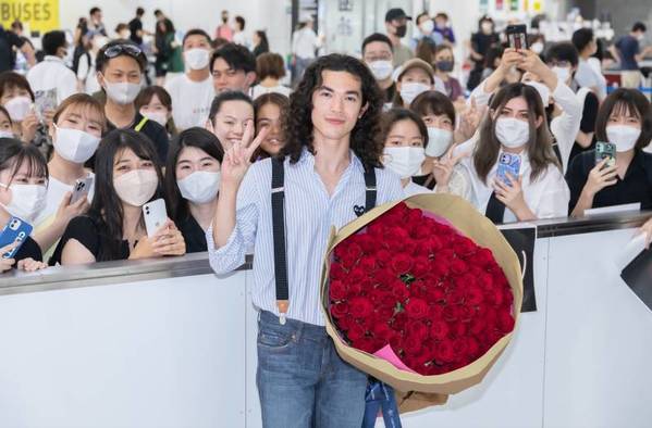日本にルーツを持つコナン・グレイが、プロモーション来日！ 100本のバラを持って日本語で「ダイスキ！」と来日したよろこびを表現